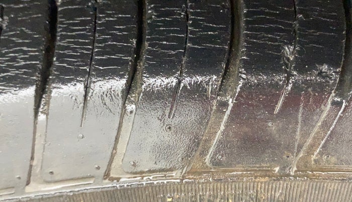 2018 Mahindra TUV 300 PLUS P8, Diesel, Manual, 31,709 km, Right Front Tyre Tread