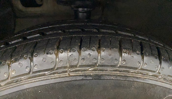 2014 Hyundai Xcent S (O) 1.2, Petrol, Manual, 1,18,579 km, Left Front Tyre Tread