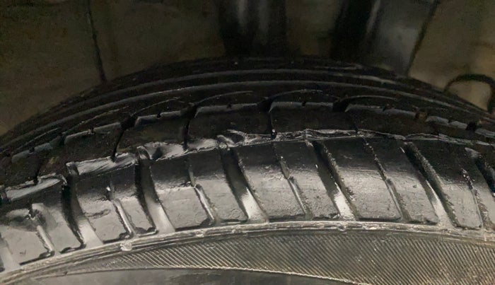 2014 Hyundai Xcent S (O) 1.2, Petrol, Manual, 1,18,579 km, Left Rear Tyre Tread
