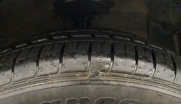 2014 Hyundai Xcent S (O) 1.2, Petrol, Manual, 1,18,579 km, Right Front Tyre Tread