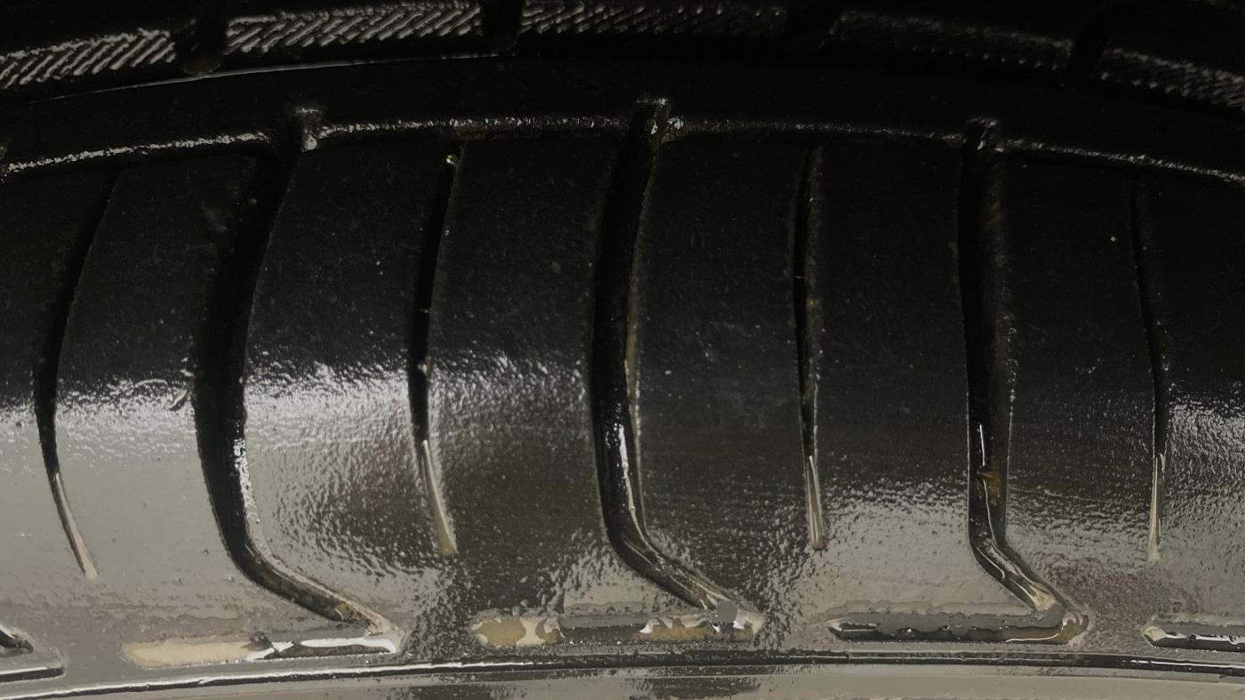 2019 Maruti Ciaz ALPHA  AT 1.5 SHVS PETROL, Petrol, Automatic, 60,463 km, Right Front Tyre Tread