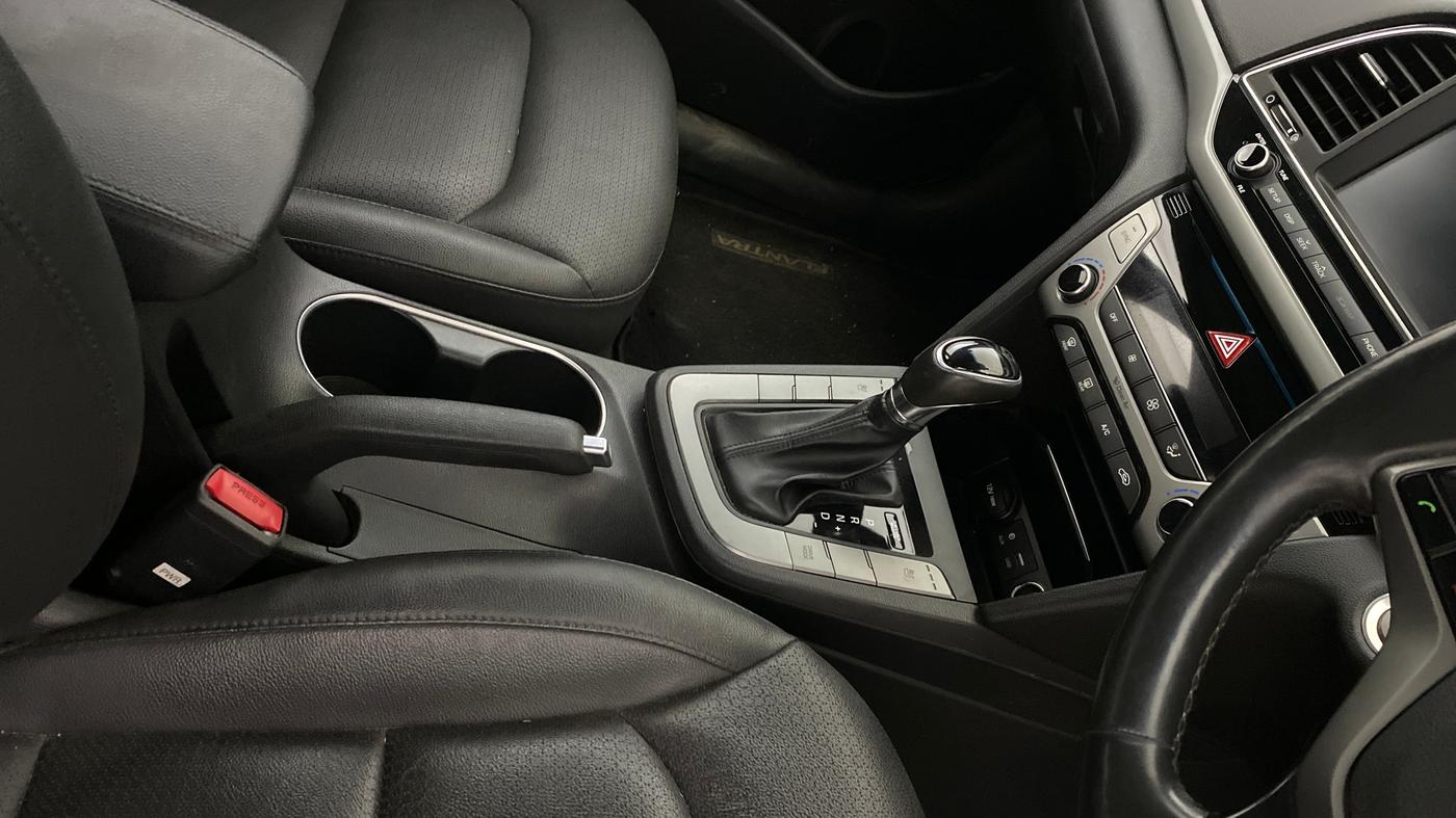 2018 Hyundai New Elantra 2.0 SX(O) AT PETROL, Petrol, Automatic, 64,464 km, Gear Lever