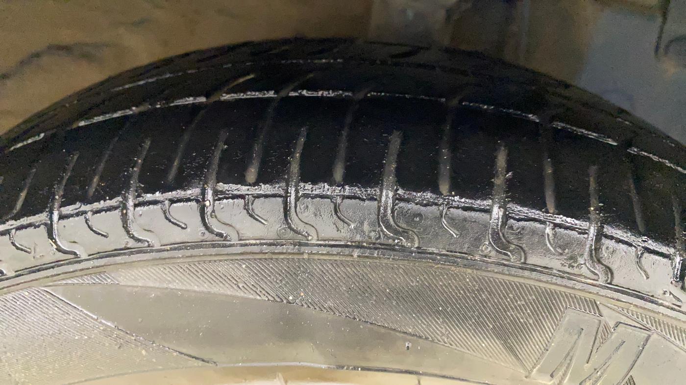 2014 Hyundai Eon D-LITE+, Petrol, Manual, 1,31,759 km, Right Front Tyre Tread