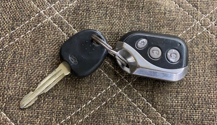 2013 Hyundai i10 MAGNA 1.1, Petrol, Manual, 1,04,127 km, Key Close Up