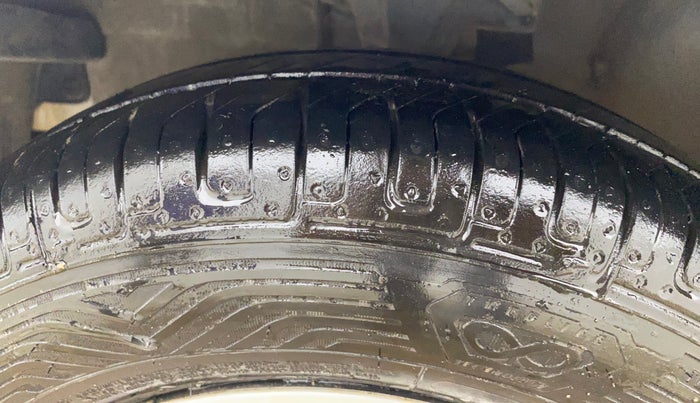 2013 Hyundai i10 MAGNA 1.1, Petrol, Manual, 1,04,127 km, Left Front Tyre Tread