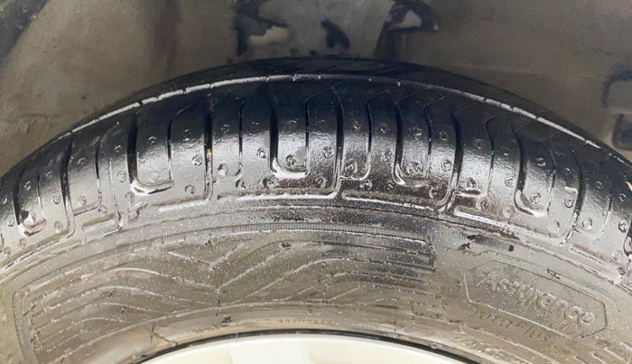 2013 Hyundai i10 MAGNA 1.1, Petrol, Manual, 1,04,127 km, Right Front Tyre Tread