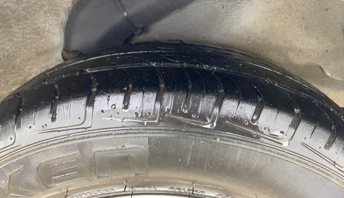 2013 Hyundai i10 MAGNA 1.1, Petrol, Manual, 1,04,127 km, Left Rear Tyre Tread