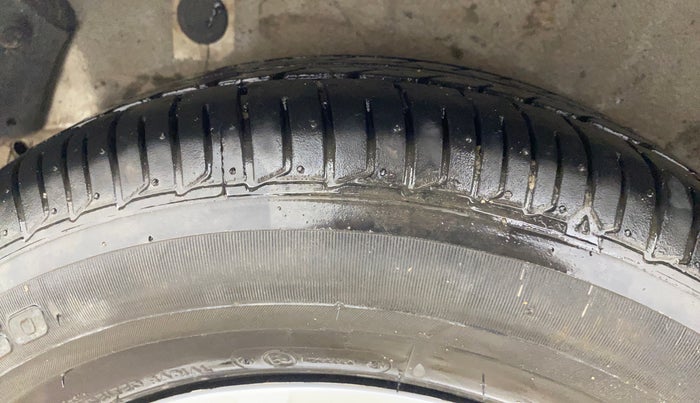 2013 Hyundai i10 MAGNA 1.1, Petrol, Manual, 1,04,127 km, Right Rear Tyre Tread