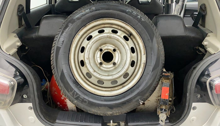 2018 Mahindra KUV 100 NXT K2 P 6 STR, CNG, Manual, 79,461 km, Dicky (Boot door) - Tool missing