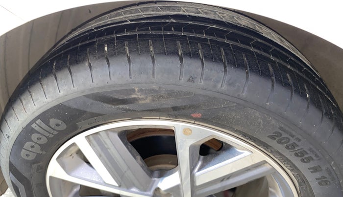 2023 Hyundai Verna SX 1.5 l MPI, Petrol, Manual, 15,313 km, Left Front Tyre Tread