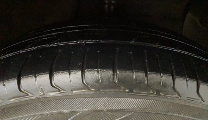 2017 Hyundai Grand i10 SPORTZ (O) 1.2 KAPPA VTVT, CNG, Manual, 63,119 km, Right Front Tyre Tread