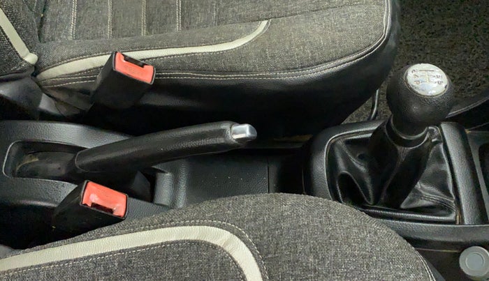 2013 Maruti Swift ZXI, CNG, Manual, 67,305 km, Gear Lever