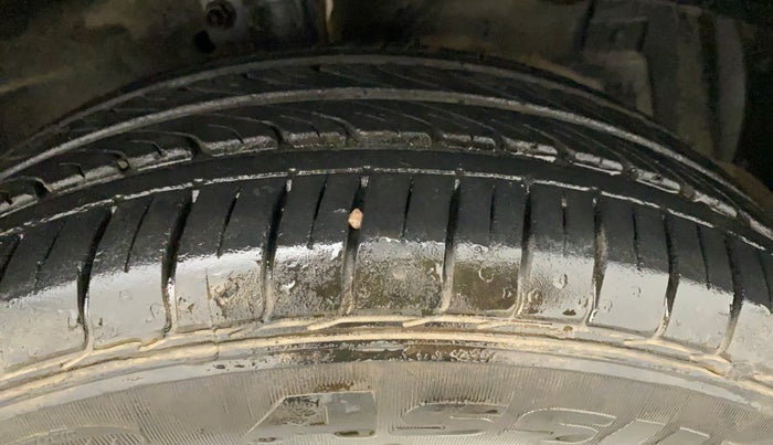 2013 Maruti Swift ZXI, CNG, Manual, 67,305 km, Right Front Tyre Tread