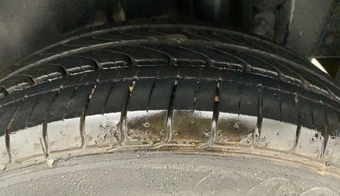 2013 Maruti Swift ZXI, CNG, Manual, 67,305 km, Left Rear Tyre Tread