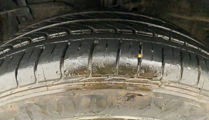 2013 Maruti Swift ZXI, CNG, Manual, 67,305 km, Left Front Tyre Tread