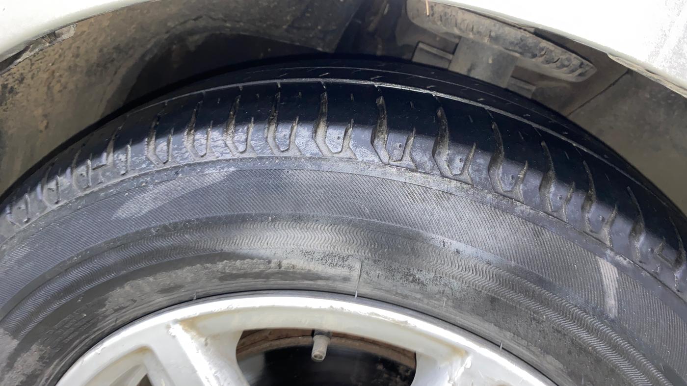 2012 Volkswagen Vento HIGHLINE 1.6 MPI, Petrol, Manual, 54,950 km, Right Front Tyre Tread
