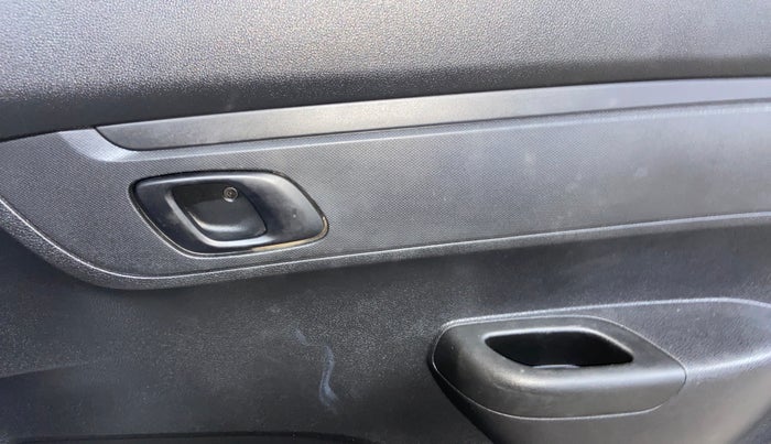 2022 Renault Kwid RXT 1.0 AMT, Petrol, Automatic, 13,105 km, Driver Side Door Panels Control