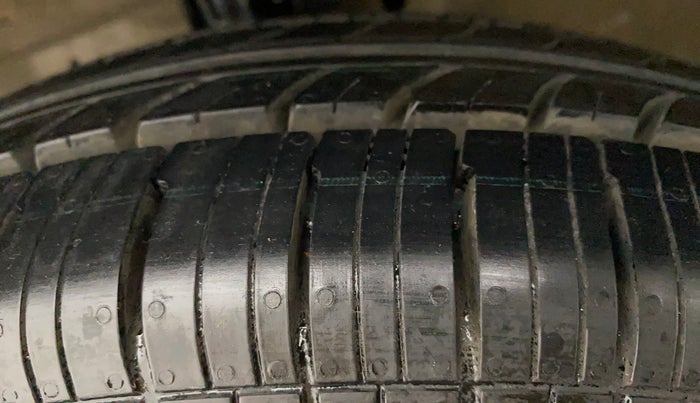 2014 Maruti Swift Dzire VXI, Petrol, Manual, 78,341 km, Left Front Tyre Tread