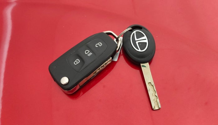 2018 Tata NEXON XM PETROL, Petrol, Manual, 55,956 km, Key Close Up