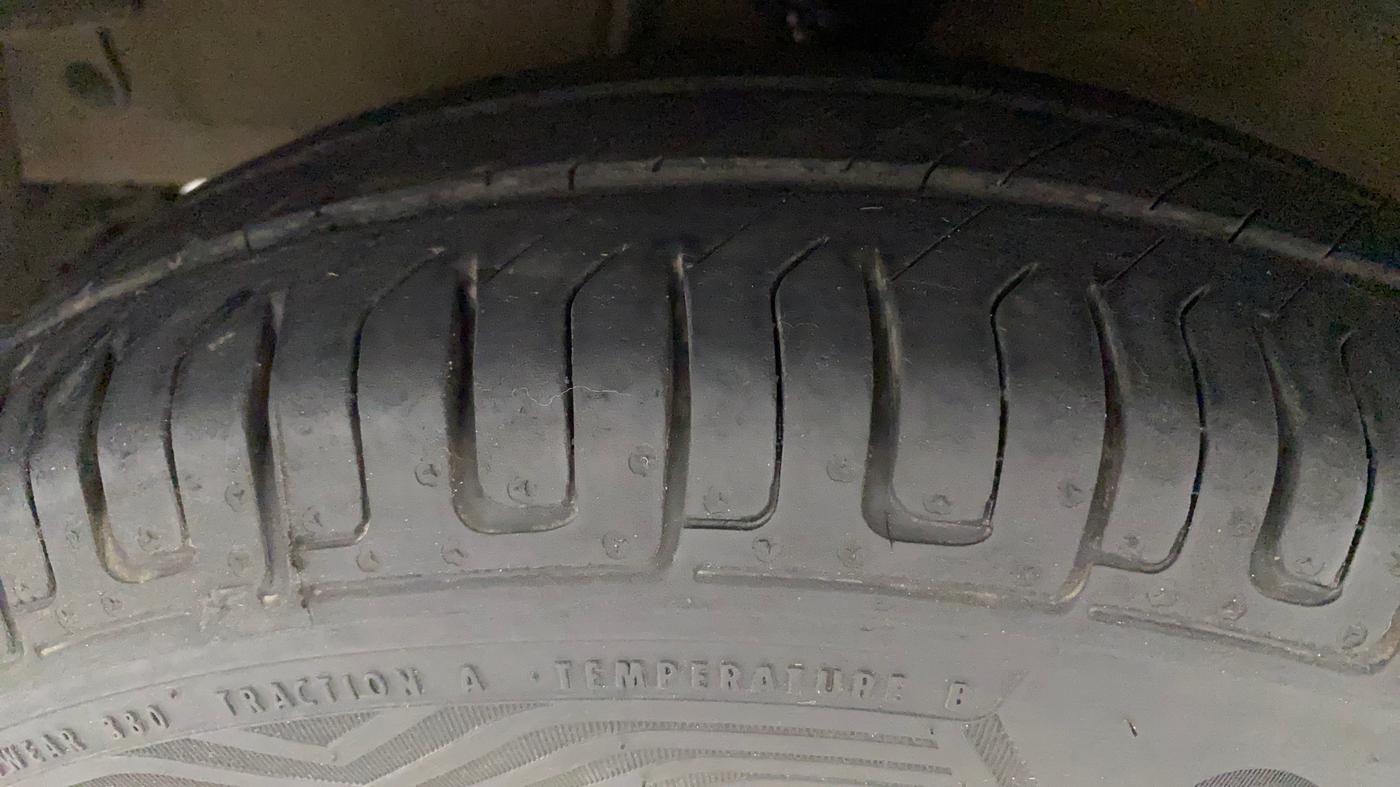 2011 Hyundai i10 MAGNA 1.2, Petrol, Manual, 67,475 km, Left Front Tyre Tread