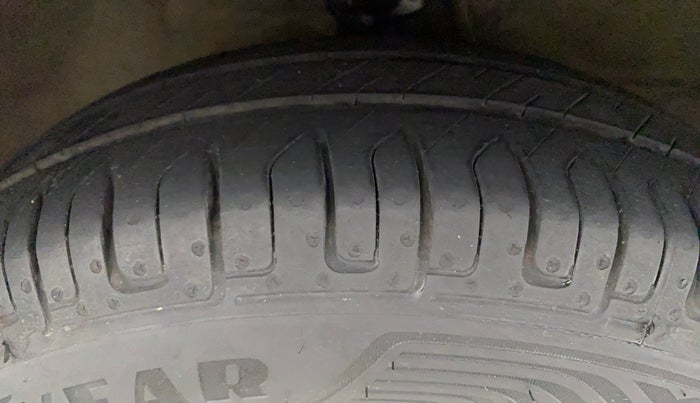 2011 Hyundai i10 MAGNA 1.2, Petrol, Manual, 67,475 km, Right Front Tyre Tread