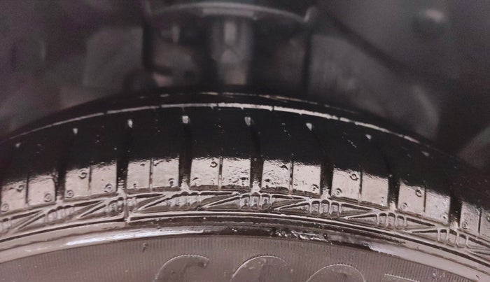 2016 Ford New Figo TREND 1.2 PETROL, Petrol, Manual, 97,254 km, Right Front Tyre Tread