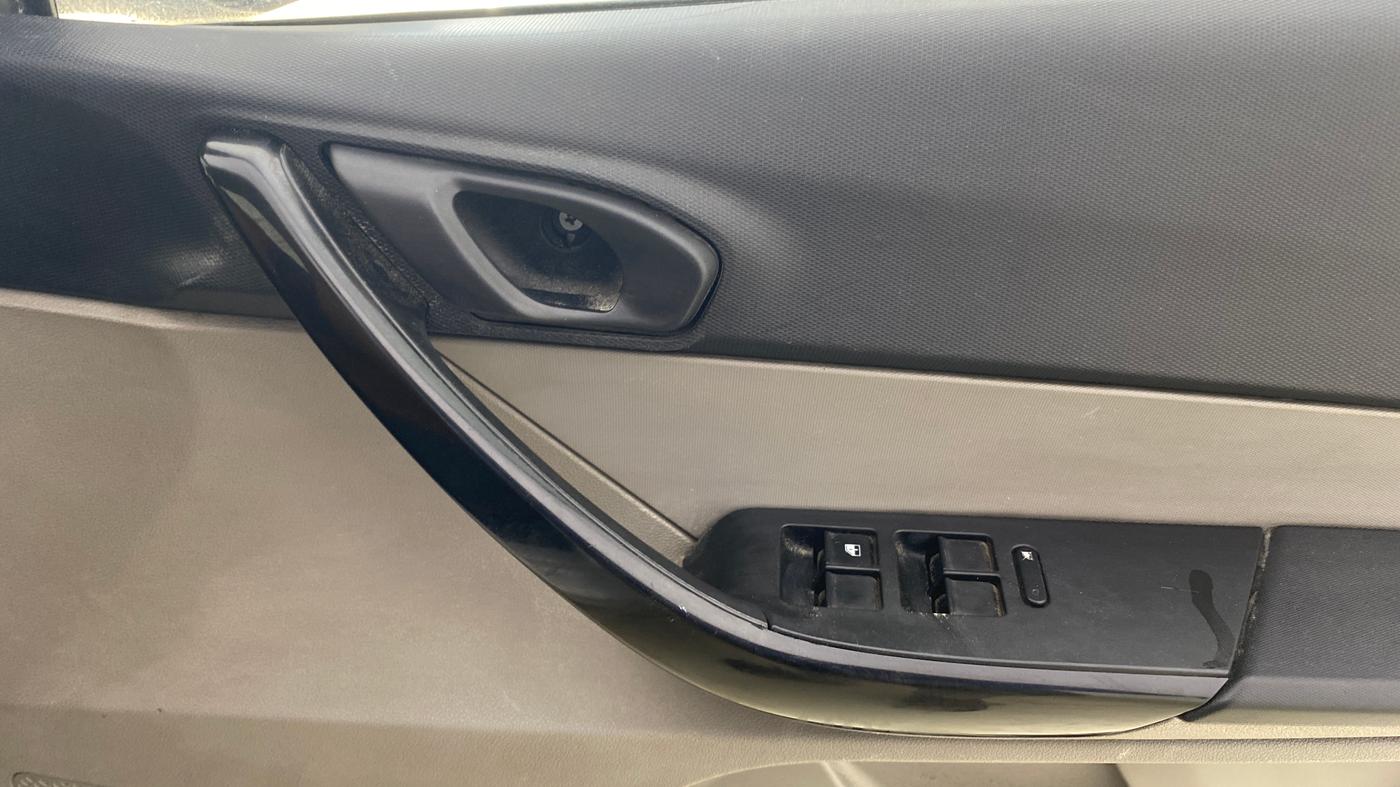 2018 Tata Tiago XT PETROL, Petrol, Manual, 1,01,092 km, Driver Side Door Panels Control