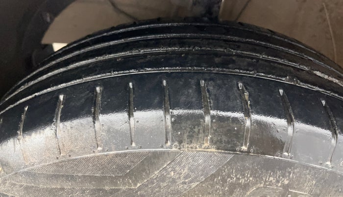 2020 Maruti Swift VXI, CNG, Manual, 34,238 km, Left Front Tyre Tread
