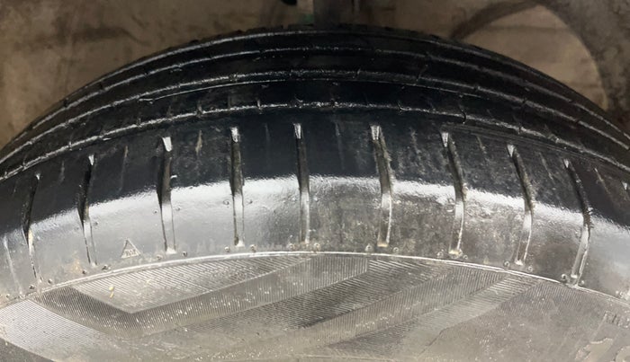 2020 Maruti Swift VXI, CNG, Manual, 34,238 km, Right Front Tyre Tread