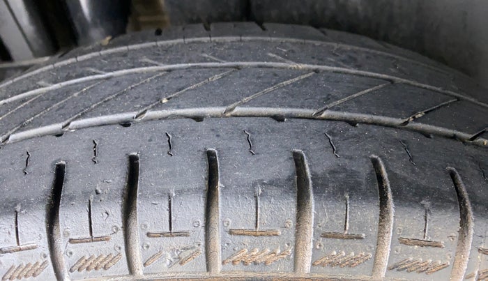 2013 Maruti Swift VXI D, Petrol, Manual, 56,705 km, Right Rear Tyre Tread
