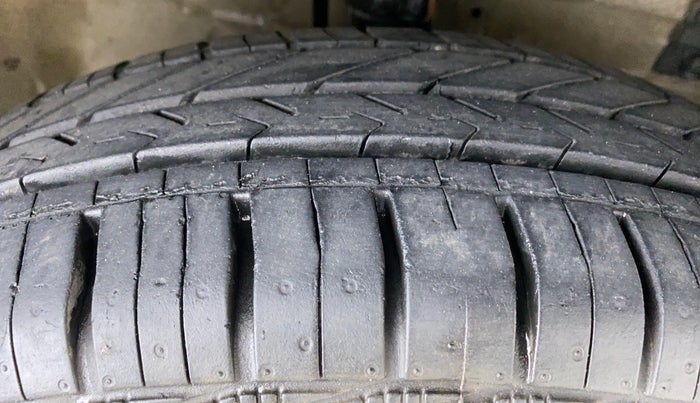 2013 Maruti Swift VXI D, Petrol, Manual, 56,705 km, Right Front Tyre Tread