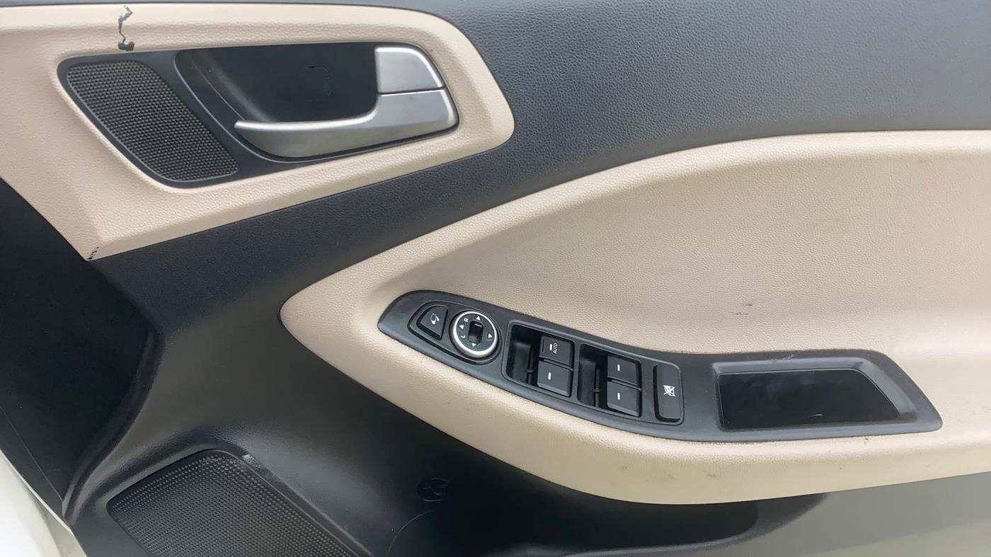2014 Hyundai Elite i20 SPORTZ 1.2, Petrol, Manual, 43,318 km, Driver Side Door Panels Control