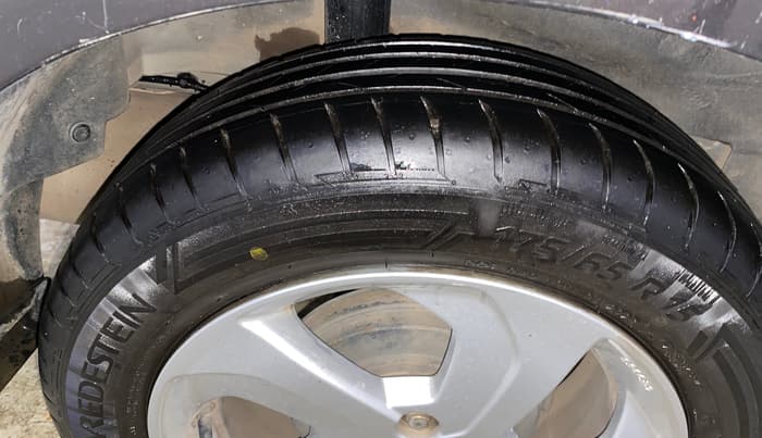 2015 Honda City 1.5L I-VTEC V MT, Petrol, Manual, 1,05,966 km, Right Rear Tyre Tread
