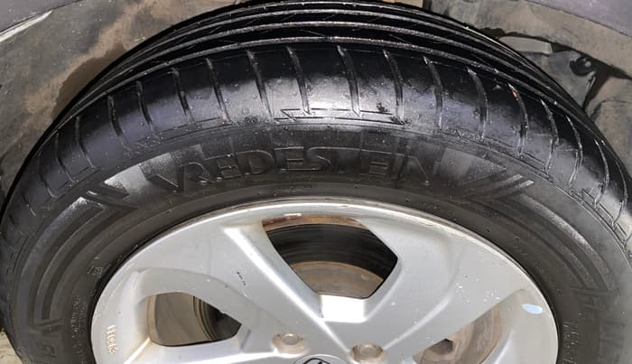 2015 Honda City 1.5L I-VTEC V MT, Petrol, Manual, 1,05,966 km, Right Front Tyre Tread