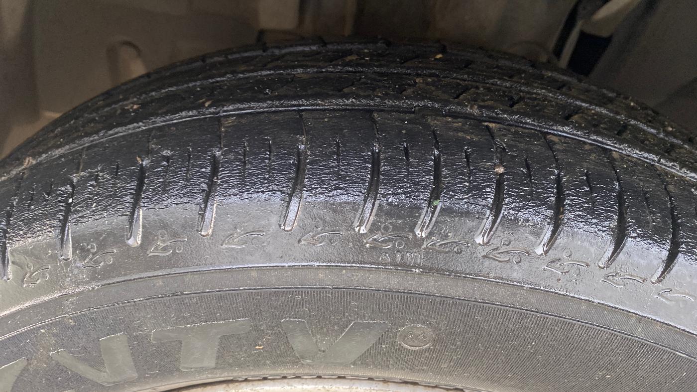 2020 Renault TRIBER RXT AMT, Petrol, Automatic, 32,988 km, Left Front Tyre Tread