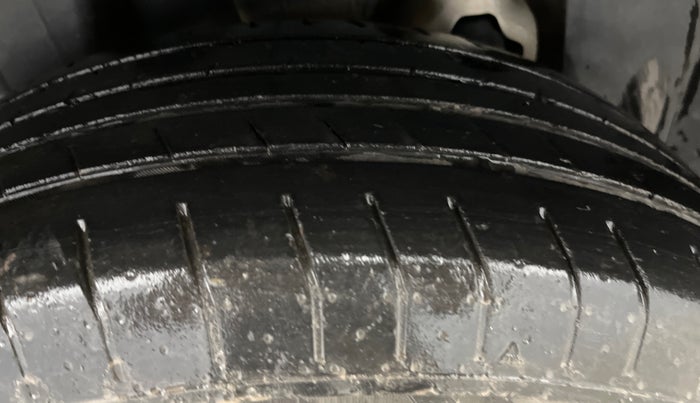 2020 Mahindra XUV300 W6 1.5 DIESEL, Diesel, Manual, 50,032 km, Right Rear Tyre Tread