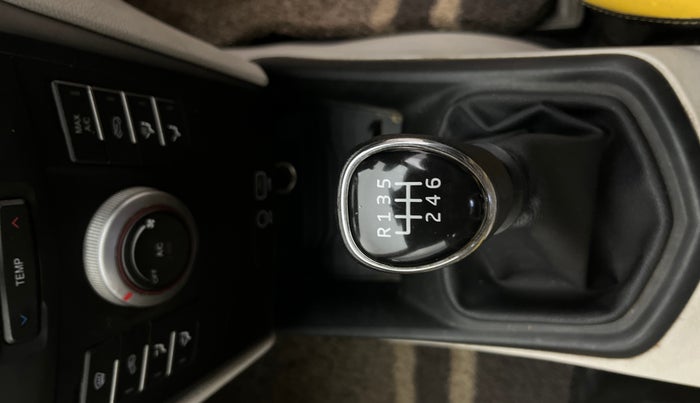 2020 Mahindra XUV300 W6 1.5 DIESEL, Diesel, Manual, 50,032 km, Gear Lever