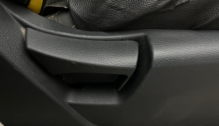 2020 Mahindra XUV300 W6 1.5 DIESEL, Diesel, Manual, 50,032 km, Driver Side Adjustment Panel