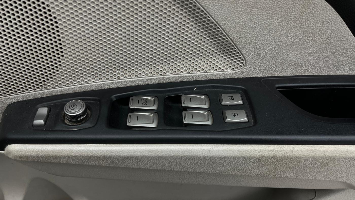 2020 Mahindra XUV300 W6 1.5 DIESEL, Diesel, Manual, 50,032 km, Driver Side Door Panels Control