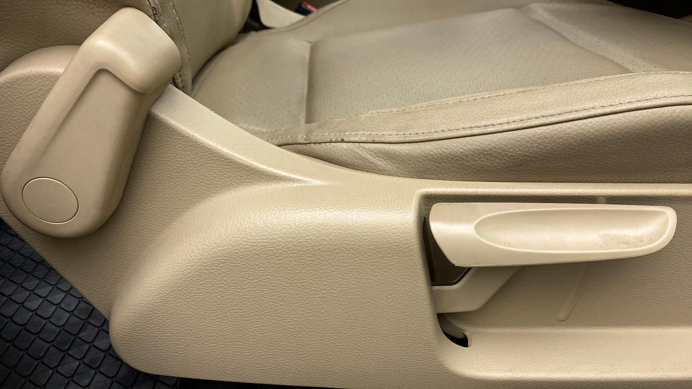 2015 Volkswagen Vento HIGHLINE PETROL, Petrol, Manual, 70,950 km, Driver Side Adjustment Panel