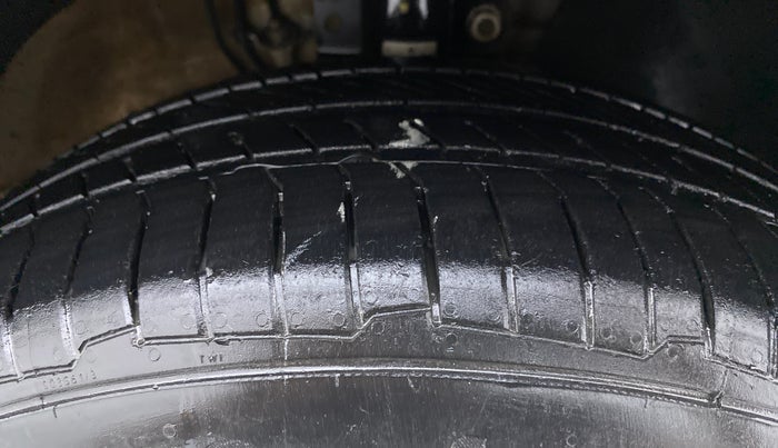 2015 Volkswagen Vento HIGHLINE PETROL, Petrol, Manual, 70,950 km, Right Front Tyre Tread