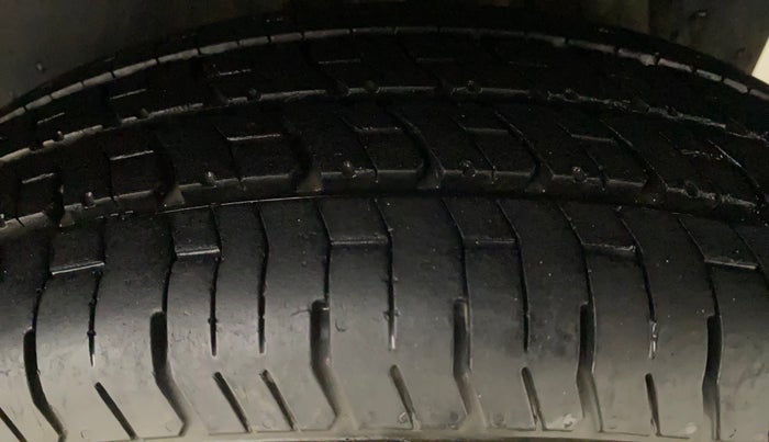 2015 Maruti Swift VXI, Petrol, Manual, 76,873 km, Left Rear Tyre Tread