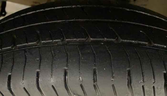 2015 Maruti Swift VXI, Petrol, Manual, 76,873 km, Left Front Tyre Tread