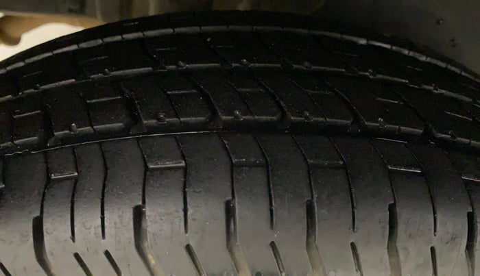 2015 Maruti Swift VXI, Petrol, Manual, 76,873 km, Right Rear Tyre Tread