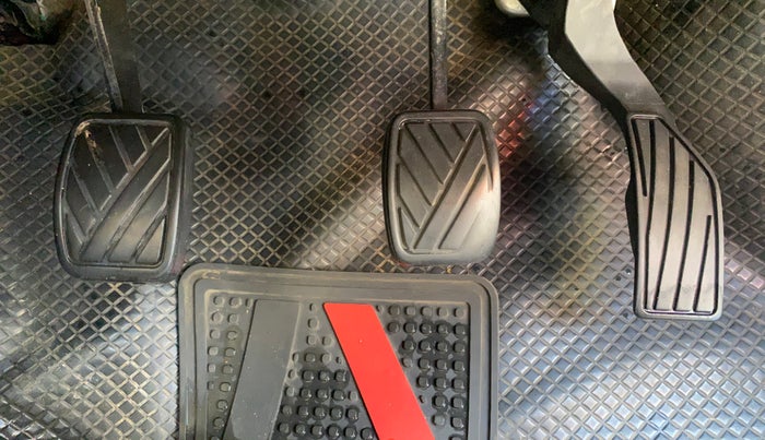 2015 Maruti Swift VXI, Petrol, Manual, 76,873 km, Pedals