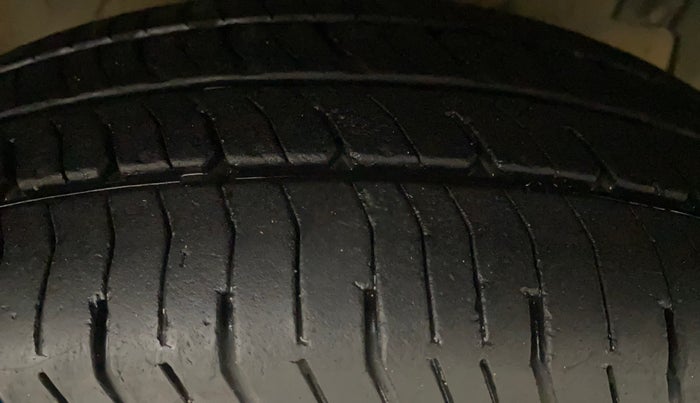 2015 Maruti Swift VXI, Petrol, Manual, 76,873 km, Right Front Tyre Tread