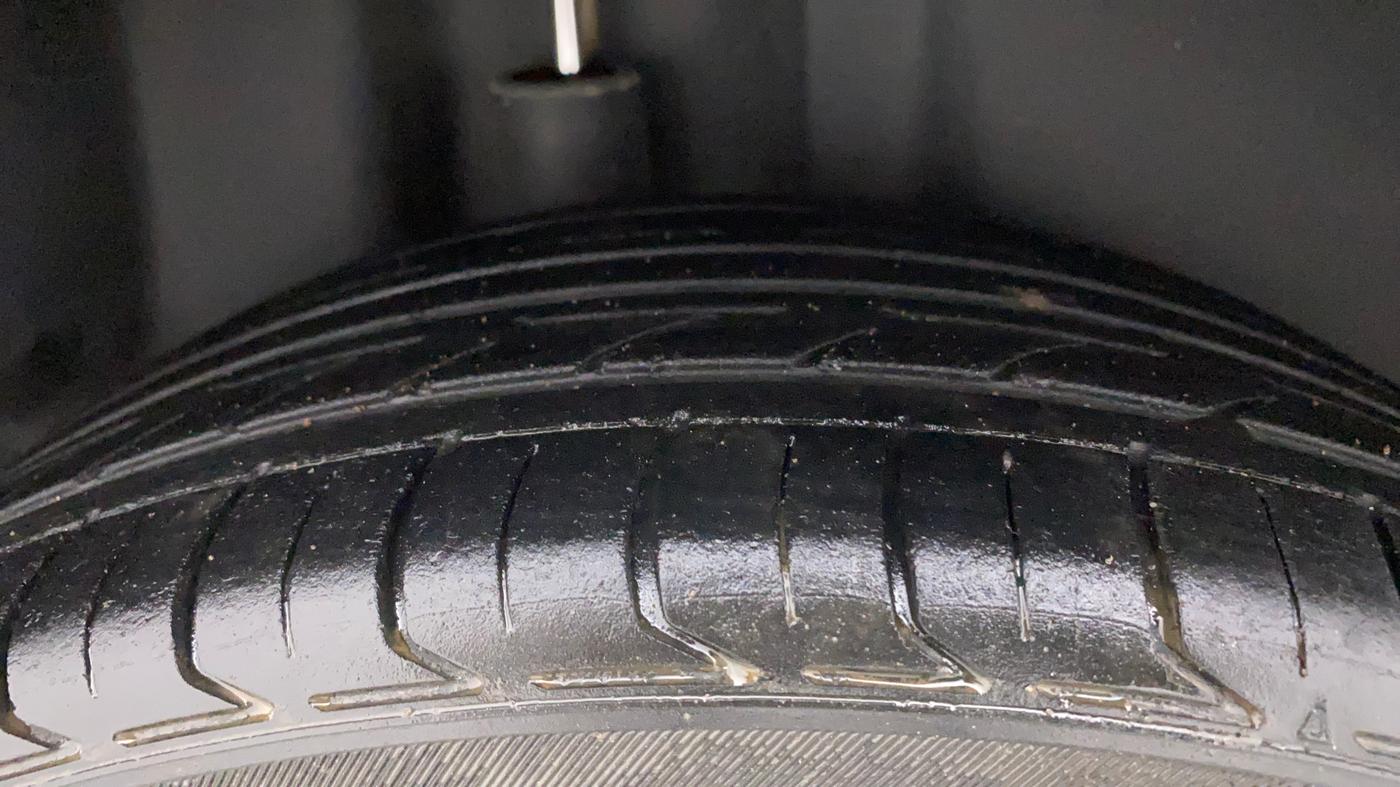 2018 Volkswagen Polo HIGHLINE PLUS 1.0 16 ALLOY, Petrol, Manual, 1,11,151 km, Right Rear Tyre Tread