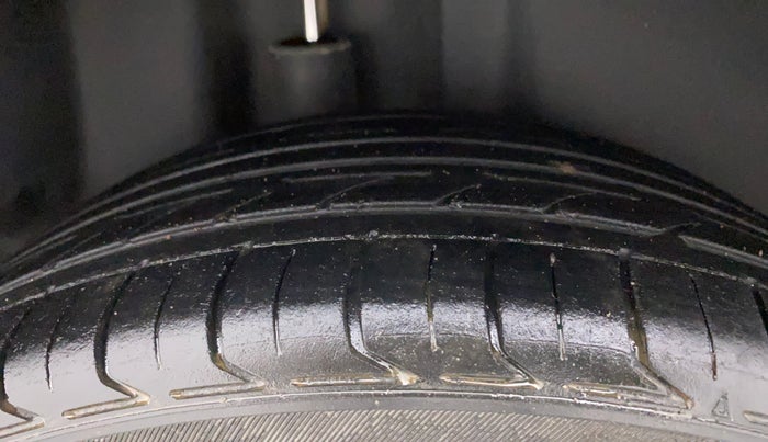 2018 Volkswagen Polo HIGHLINE PLUS 1.0 16 ALLOY, Petrol, Manual, 1,11,151 km, Right Rear Tyre Tread
