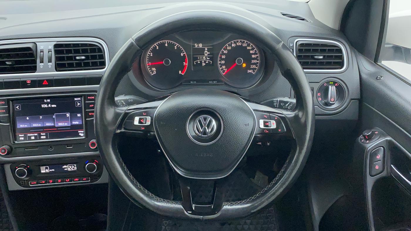 2018 Volkswagen Polo HIGHLINE PLUS 1.0 16 ALLOY, Petrol, Manual, 1,11,151 km, Steering Wheel Close Up