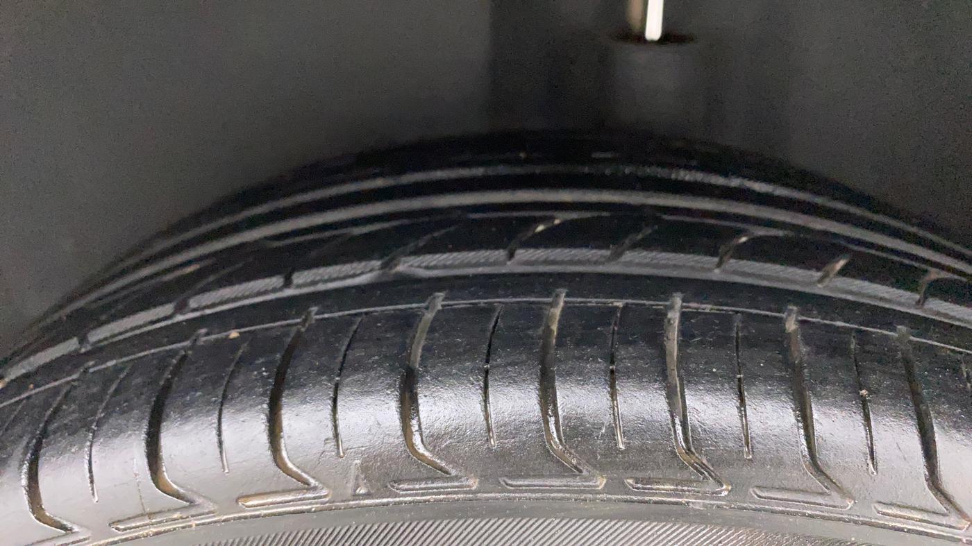 2018 Volkswagen Polo HIGHLINE PLUS 1.0 16 ALLOY, Petrol, Manual, 1,11,151 km, Left Rear Tyre Tread